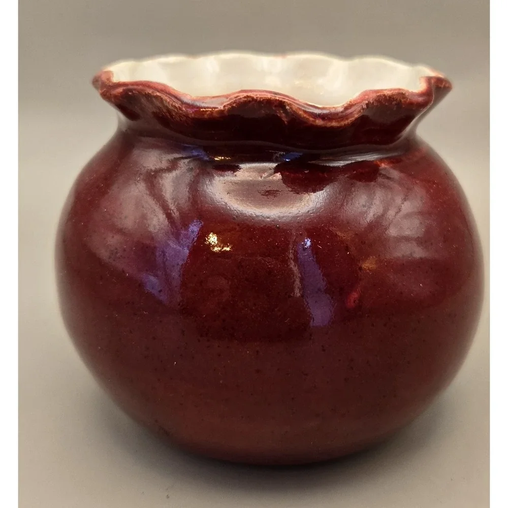 Small Vase Reddish Brown Round With Ruffled Edge‎
